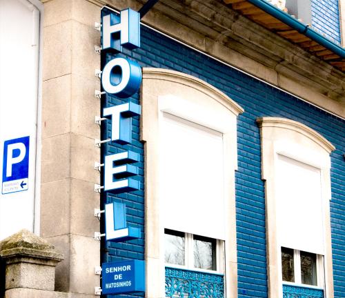 Un certificat, premiu, logo sau alt document afișat la Hotel Senhor de Matosinhos