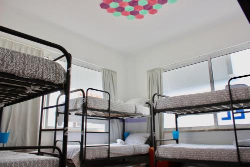 Кровать или кровати в номере Rich & Poor Hostel Albufeira