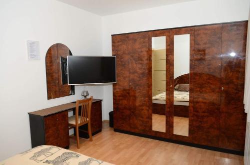 - une chambre avec un miroir, un bureau et une télévision dans l'établissement Apartments Villa Split, à Krapinske Toplice