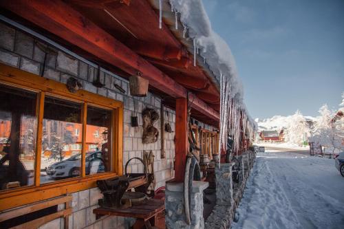 un edificio con nieve en el costado en Hotel Zlatni bor, en Žabljak