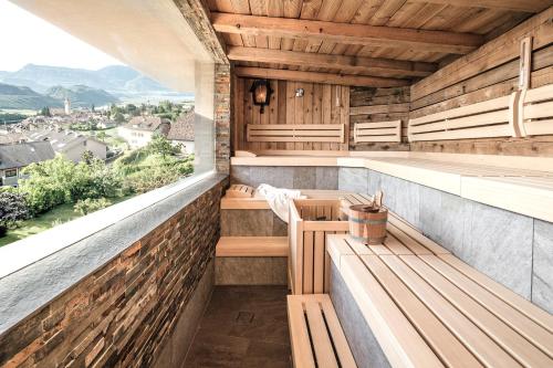 una sauna all'aperto con panchine e vista di Das Panorama Dependance a Caldaro