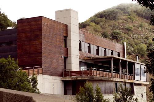 un edificio con una colina al fondo en Albergue Montes de Anaga, en El Bailadero