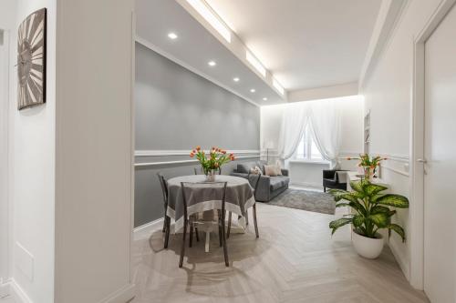 Trevi Apartment في روما: غرفة طعام مع طاولة وأريكة