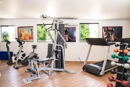 Posilňovňa alebo fitness centrum v ubytovaní Royal Center Hotel Lourdes