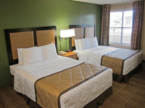 Extended Stay America Suites - Fort Worth - Medical Center tesisinde bir odada yatak veya yataklar