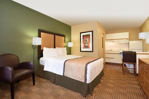 Extended Stay America Suites - Fort Worth - Medical Center tesisinde bir odada yatak veya yataklar