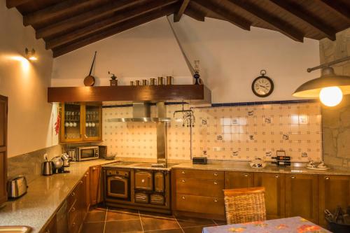 A kitchen or kitchenette at Casa do Beijinho