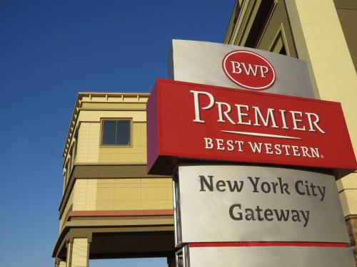 Сертификат, награда, табела или друг документ на показ в Best Western Premier NYC Gateway Hotel