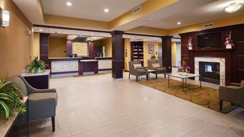 Un lugar para sentarse en Best Western Plus New Orleans Airport Hotel