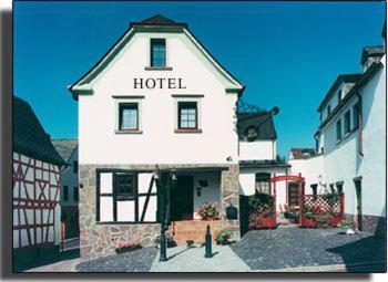 um grande edifício branco com as palavras hotel em Hotel Restaurant Zur Pfanne em Koblenz