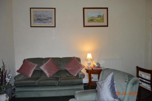 Un lugar para sentarse en Carnegie Holiday Cottage