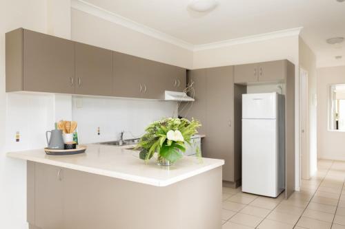 Кухня или мини-кухня в Townsville Southbank Apartments
