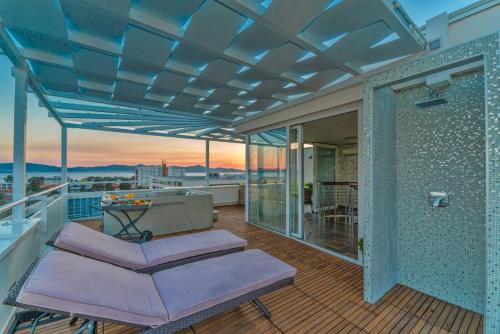 uma varanda com vista para a cidade em Sunset Penthouse Apartment with Jacuzzi and Seaview em Zadar