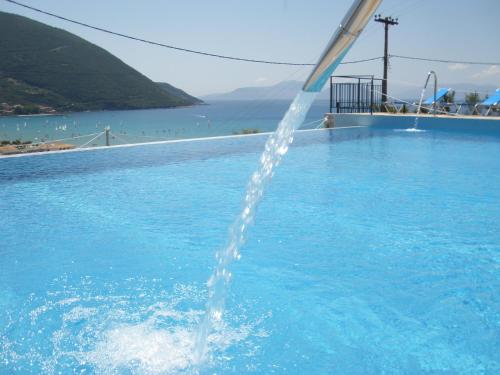 una fontana in piscina di Katerina Lefkada a Vassiliki