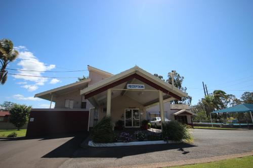 uma casa com um sinal em frente em Molly Morgan Motor Inn em Maitland