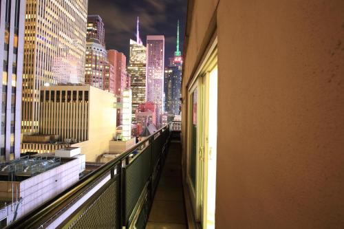 - un balcon offrant une vue sur les toits de la ville dans l'établissement Radio City Apartments, à New York