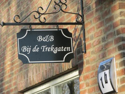 Znak wiszący na boku ceglanego budynku w obiekcie Bed & Breakfast "Bij de Trekgaten", breakfast optioneel w mieście Hollandscheveld