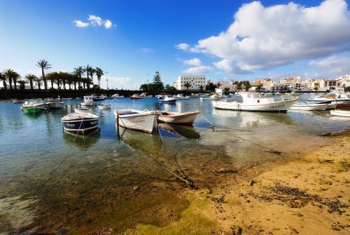 een groep boten is aangemeerd in een haven bij Top Charco San Gines Stunning View Lanzarote By PVL in Arrecife