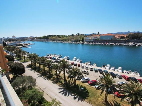 eine Luftansicht auf einen Yachthafen mit Autos und Booten in der Unterkunft The View in Zadar