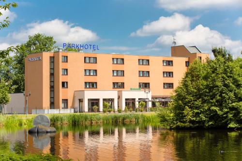 een hotel voor een waterlichaam bij Montana Parkhotel Marl in Marl