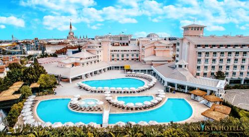 - une vue aérienne sur un hôtel avec 2 piscines dans l'établissement Innvista Hotels Belek, à Belek