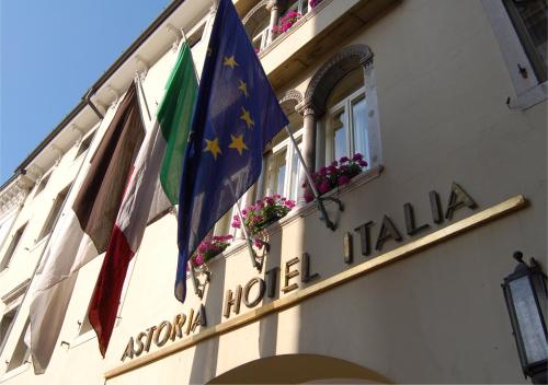 ein Gebäude mit Flaggen auf der Seite in der Unterkunft Astoria Hotel Italia in Udine