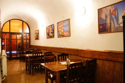 een eetkamer met tafels en stoelen in een restaurant bij Grillbar Penzion & Restaurant in Spišská Nová Ves