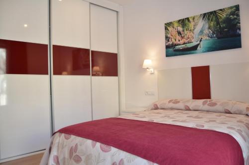 ApartSuits Tarragona Rambla Nova 24房間的床