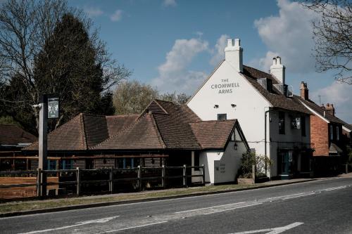 ein weißes Gebäude an der Straßenseite in der Unterkunft Cromwell Arms Country Pub with Rooms in Romsey