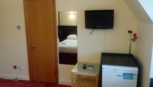 Tempat tidur dalam kamar di The Brent Hotel - London - Wembley