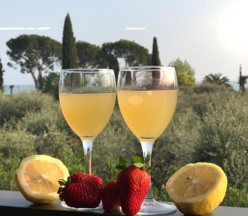 due bicchieri di vino e fragole su un tavolo di Casa Gardenia a Toscolano Maderno