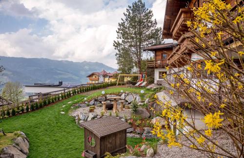 ogród na podwórku domu w obiekcie Landhaus Alpenjuwel w mieście Sankt Johann im Pongau