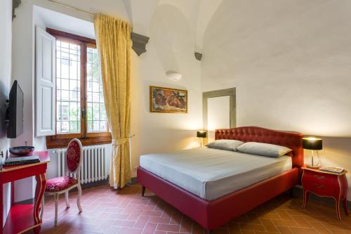 1 dormitorio con cama, escritorio y ventana en Residenza d'Epoca Galleria dell'Accademia, en Florencia