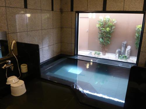 een badkamer met een groot aquarium met een plant erin bij Hotel Route-Inn Koriyama Minami in Koriyama