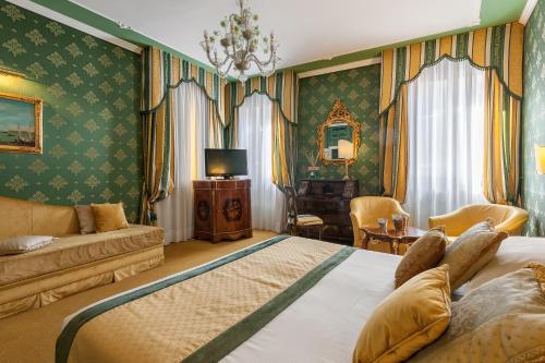 - une chambre avec un grand lit et un canapé dans l'établissement Hotel Ca' dei Conti, à Venise