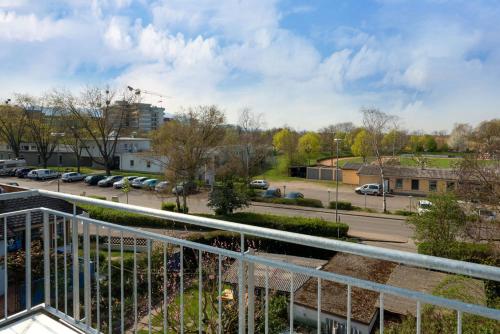 uma varanda com vista para um parque de estacionamento em Ferienwohnungen Herzle em Bad Krozingen