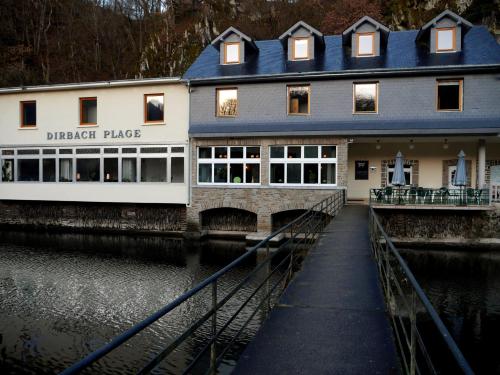 um edifício ao lado de um rio em Hotel Dirbach Plage em Dirbach