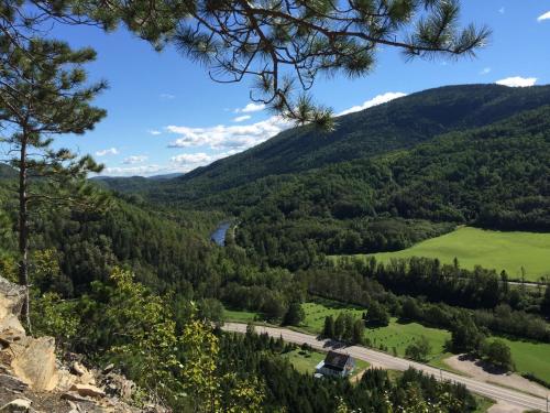 vista para uma estrada nas montanhas em Résidence Touristique Les Bouleaux em Petit-Saguenay