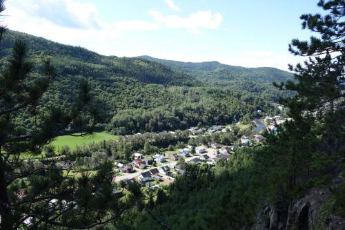 vista para uma cidade nas montanhas em Résidence Touristique Les Bouleaux em Petit-Saguenay