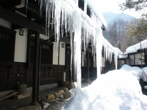 een gebouw met ijspegels aan de zijkant bij Katsuragi no Sato in Takayama