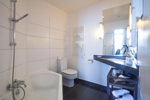 bagno bianco con servizi igienici e lavandino di Villa 81 a Deauville