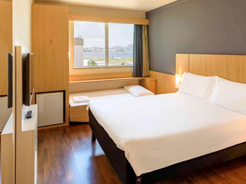 Cama ou camas em um quarto em ibis Rio de Janeiro Santos Dumont