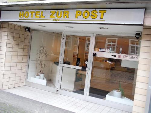 een hotel zir pee postbord in een opslagvenster bij Hotel zur Post in Herne