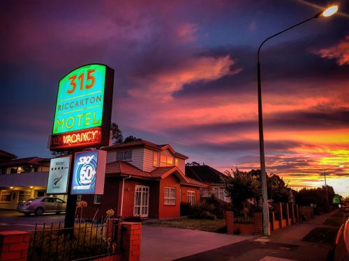 Matahari terbit atau terbenam yang terlihat dari motel