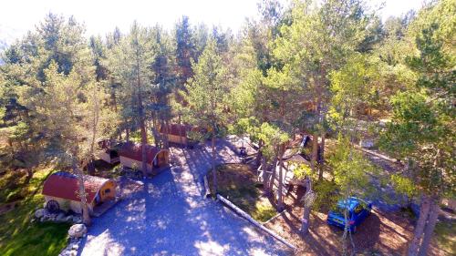 - une vue aérienne sur un parc aquatique doté d'une montagne dans l'établissement Camping Pod Heaven, à Brackla