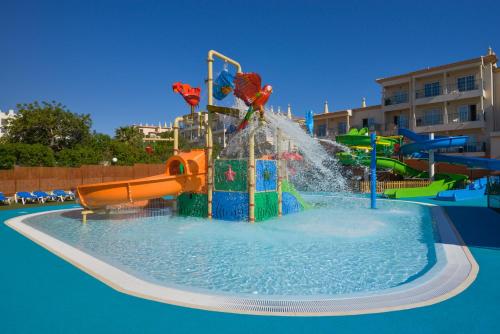 een waterpark met een waterglijbaan in een zwembad bij 3HB Clube Humbria - All Inclusive in Albufeira