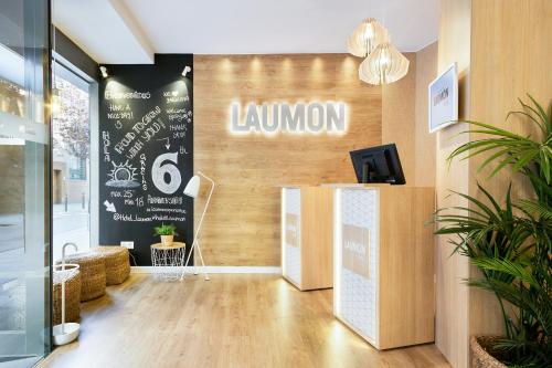 un hall avec un panneau kilion sur un mur dans l'établissement Hotel Acta Laumon, à Barcelone