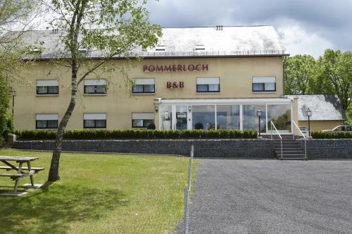 un edificio con una mesa de picnic delante de él en B&B Pommerloch, en Pommerloch