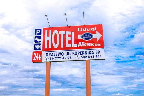 ein Schild für ein Hotel vor einem wolkigen Himmel in der Unterkunft Usługi Hotelarskie Małgosia i Andrzej Danowski in Grajewo