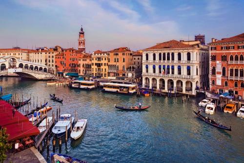 um grupo de barcos em um rio em uma cidade em Antica Locanda Sturion Residenza d'Epoca em Veneza